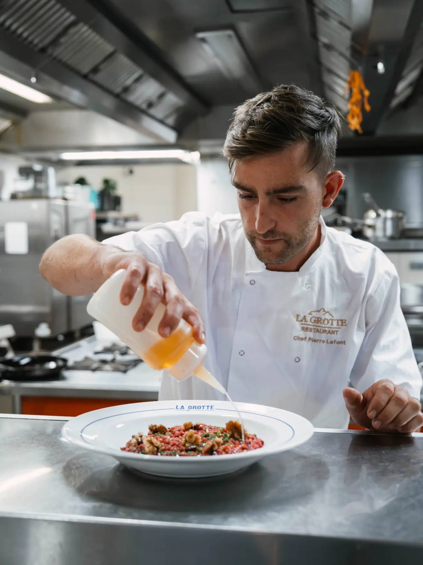 Le chef Pierre Lafont en cuisine à La Grotte