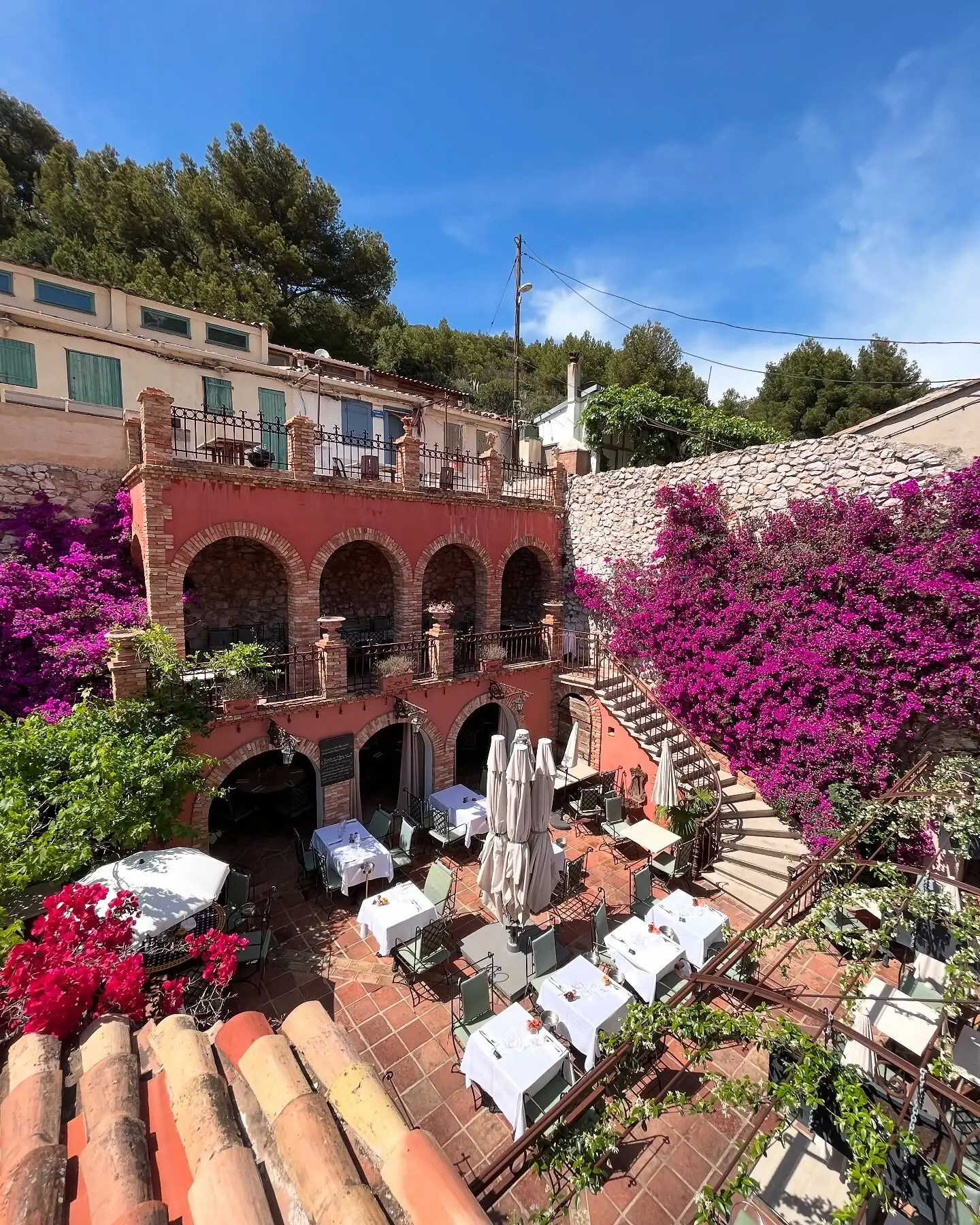 La façade et les bougainvilliers
