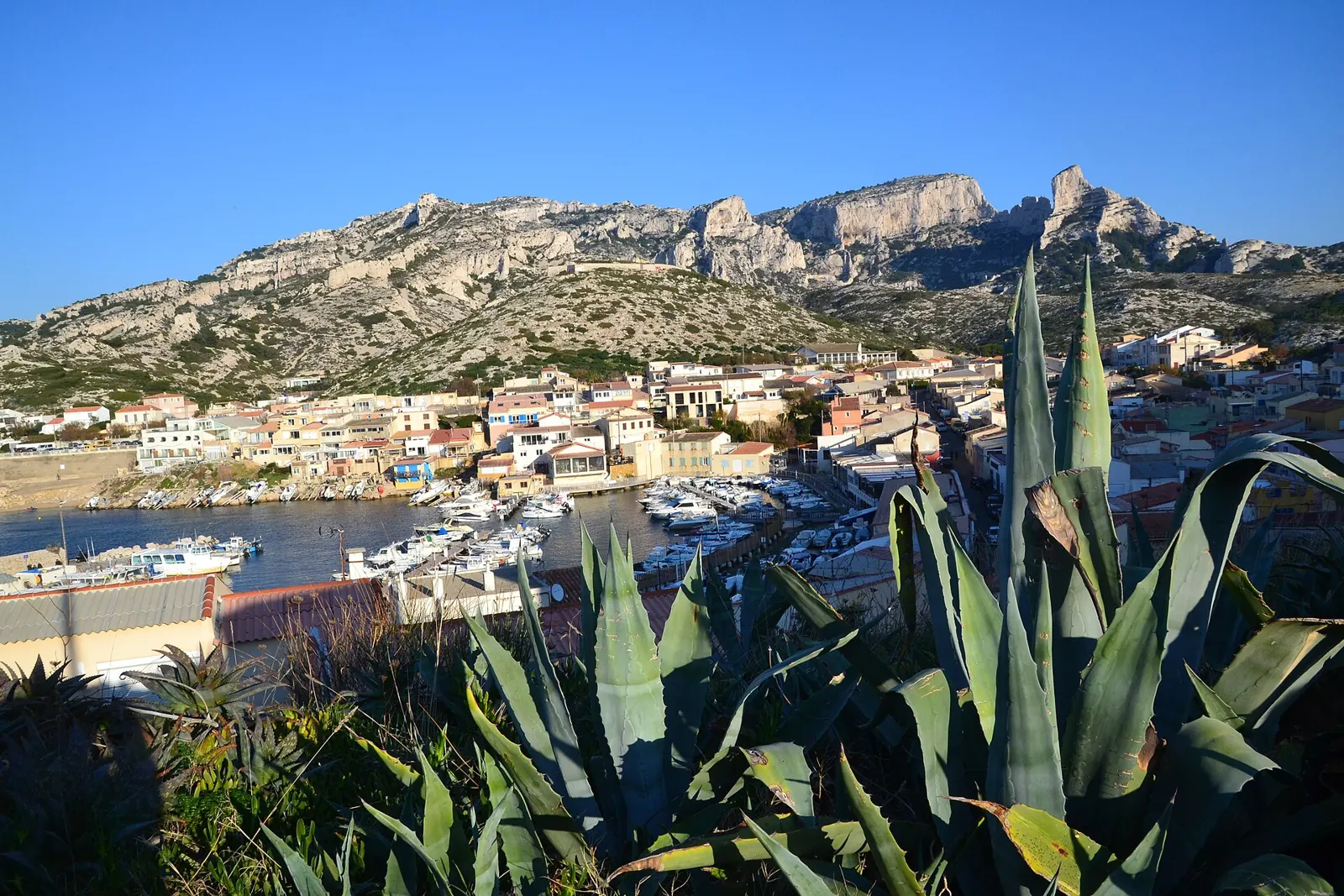Le massif de Marseilleveyre au-dessus du village des Goudes