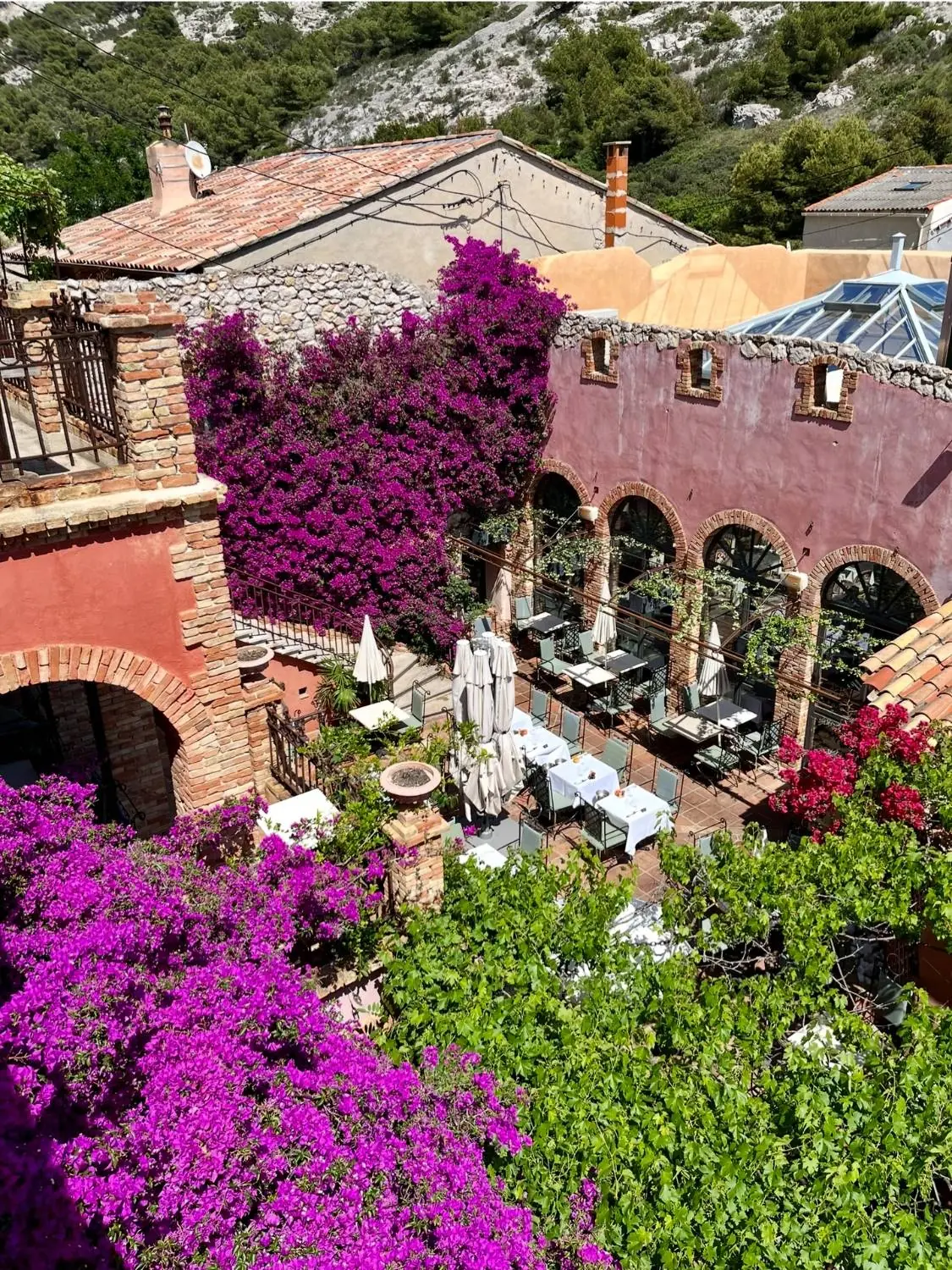Le patio de La Grotte et ses bougainvilliers à Callelongue