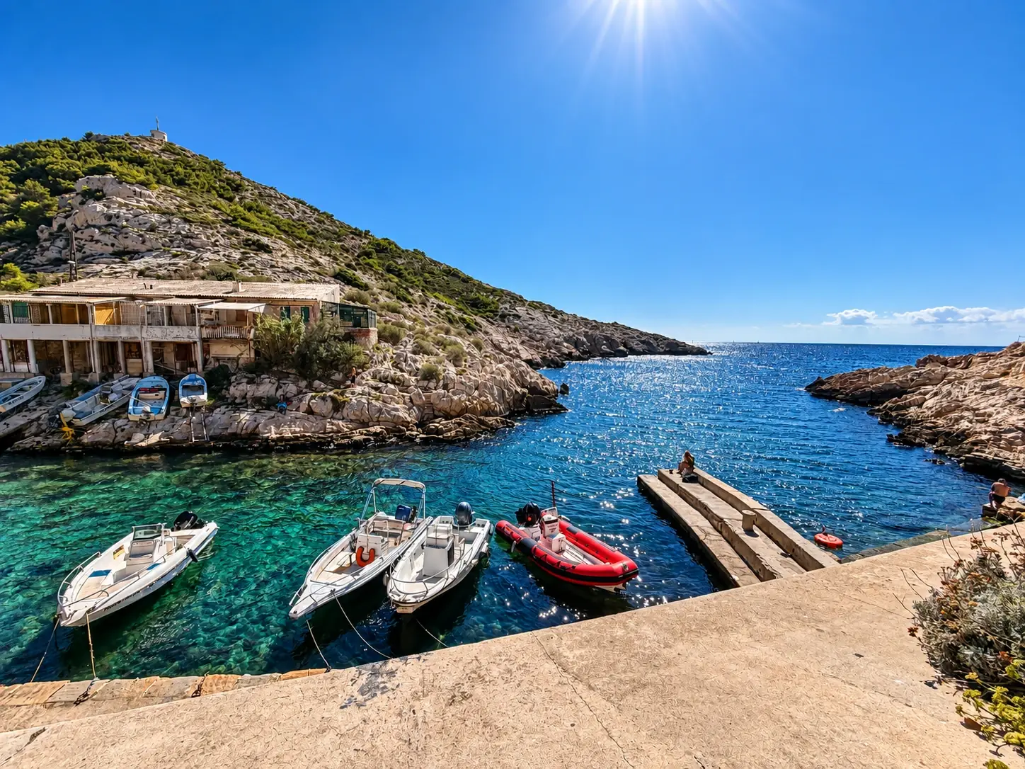 Le port de Callelongue, ses cabanons et ses bateaux