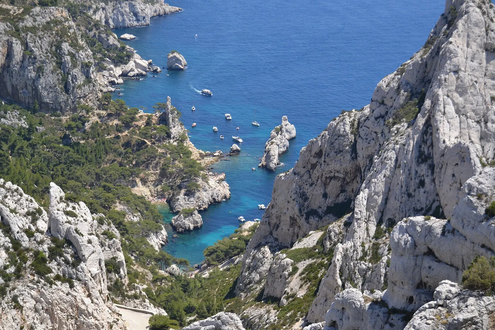 La calanque de Sugiton, ses falaises et son eau turquoise