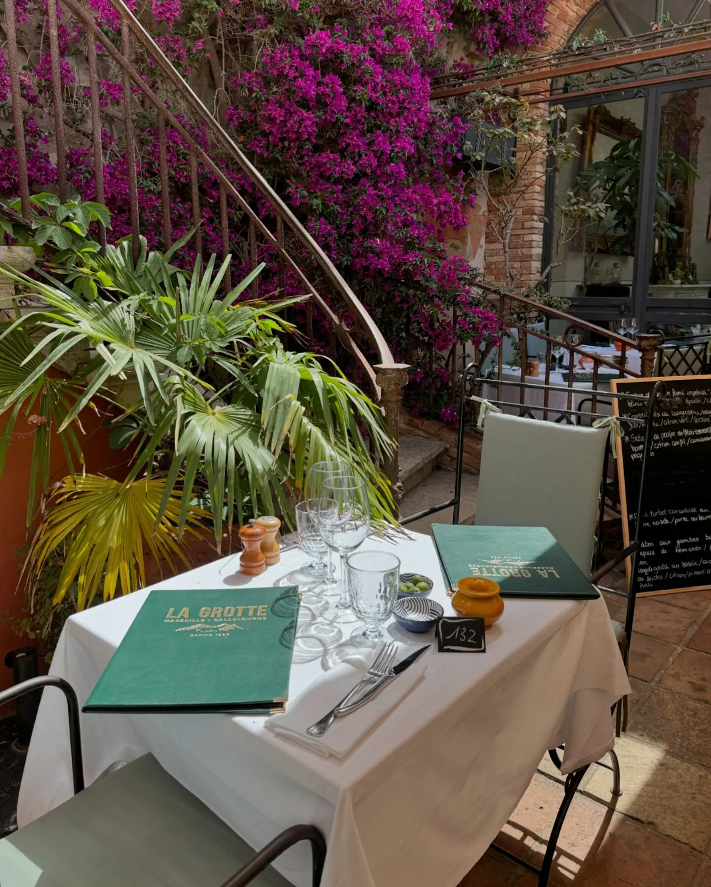 La terrasse fleurie de La Grotte