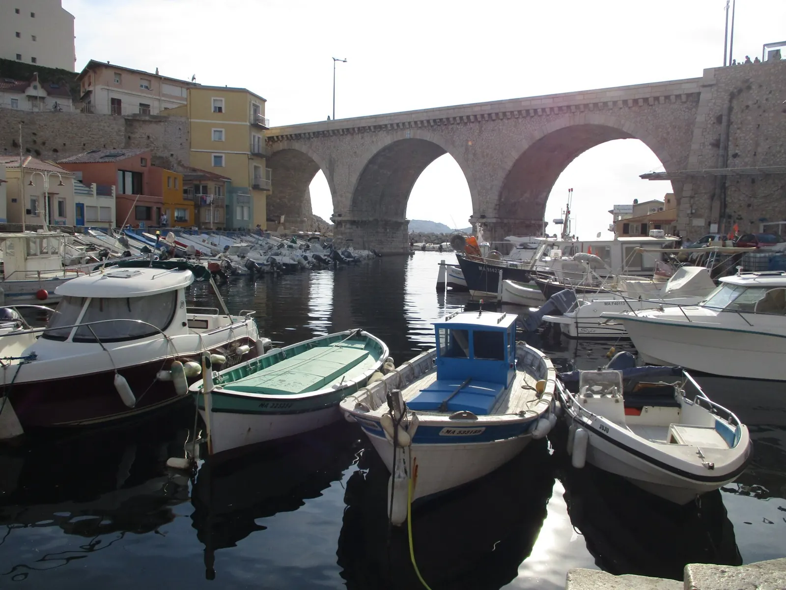 Le Vallon des Auffes, ses barques et le pont de la corniche